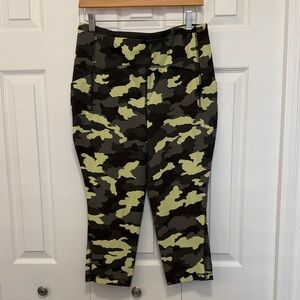 Lululemon Camo Active Capri Leggings with side pockets 21” Adult size 12